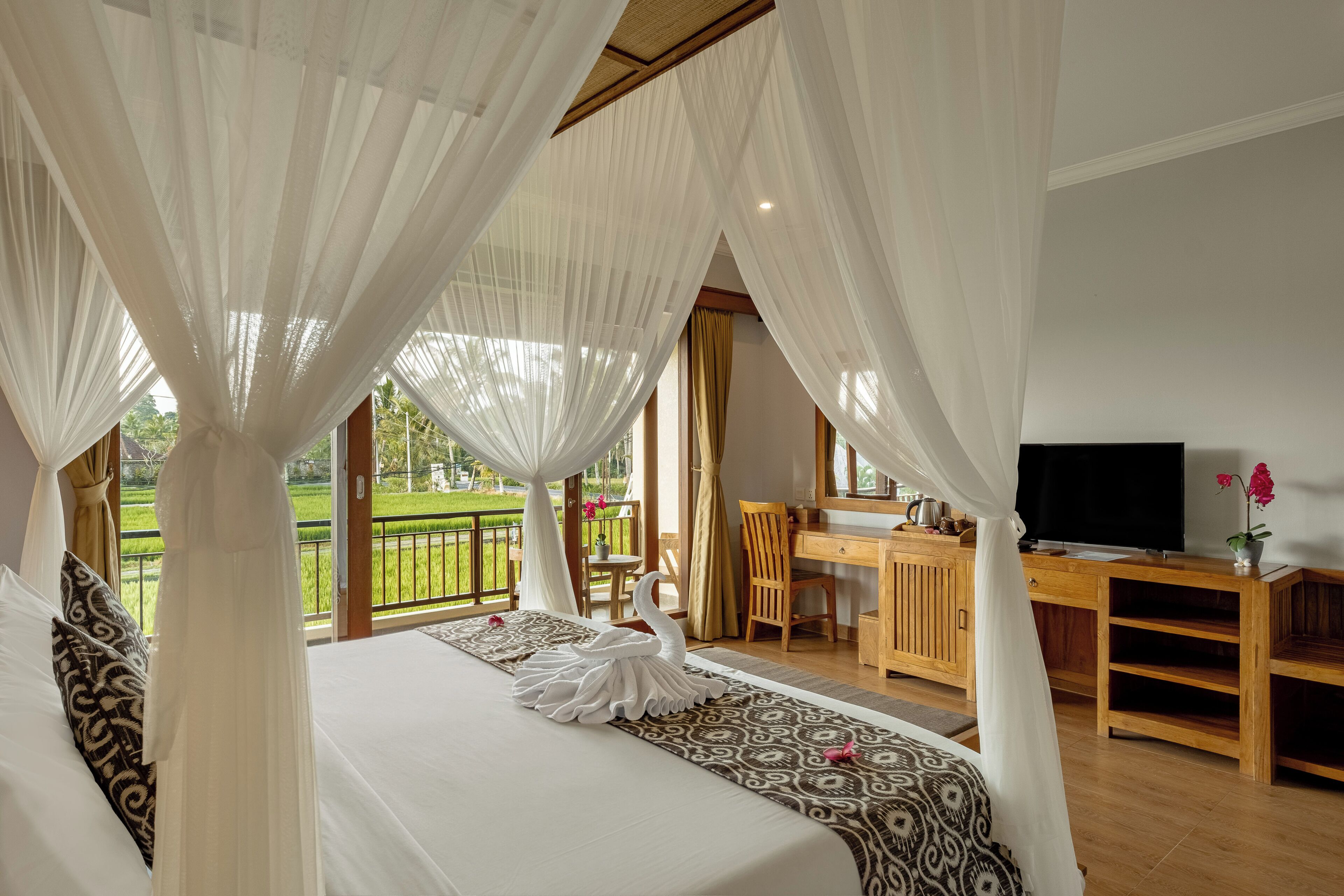 Deluxe Room Balcony with Rice Field View | In-room safe, desk