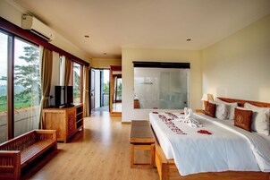 Suite, balcón (with Rice Field View) | Caja fuerte y escritorio