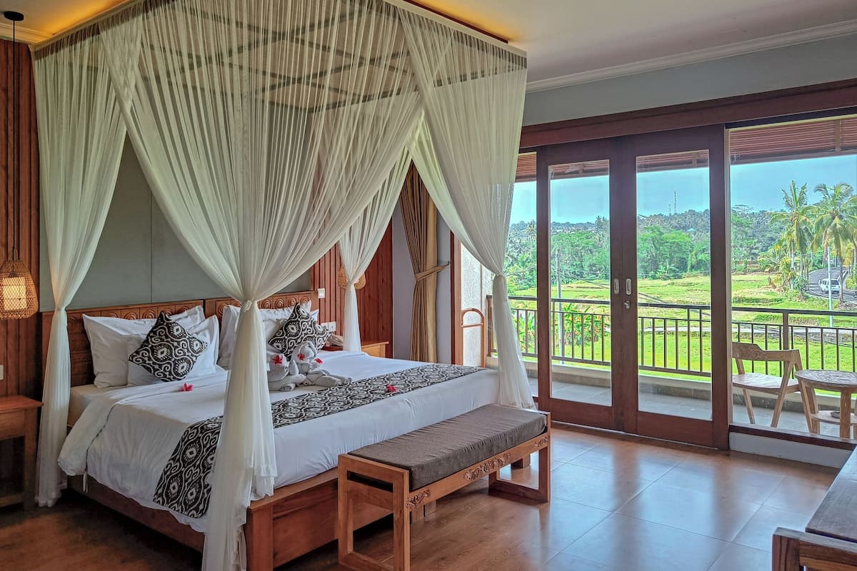 Deluxe Room Balcony with Rice Field View | In-room safe, desk