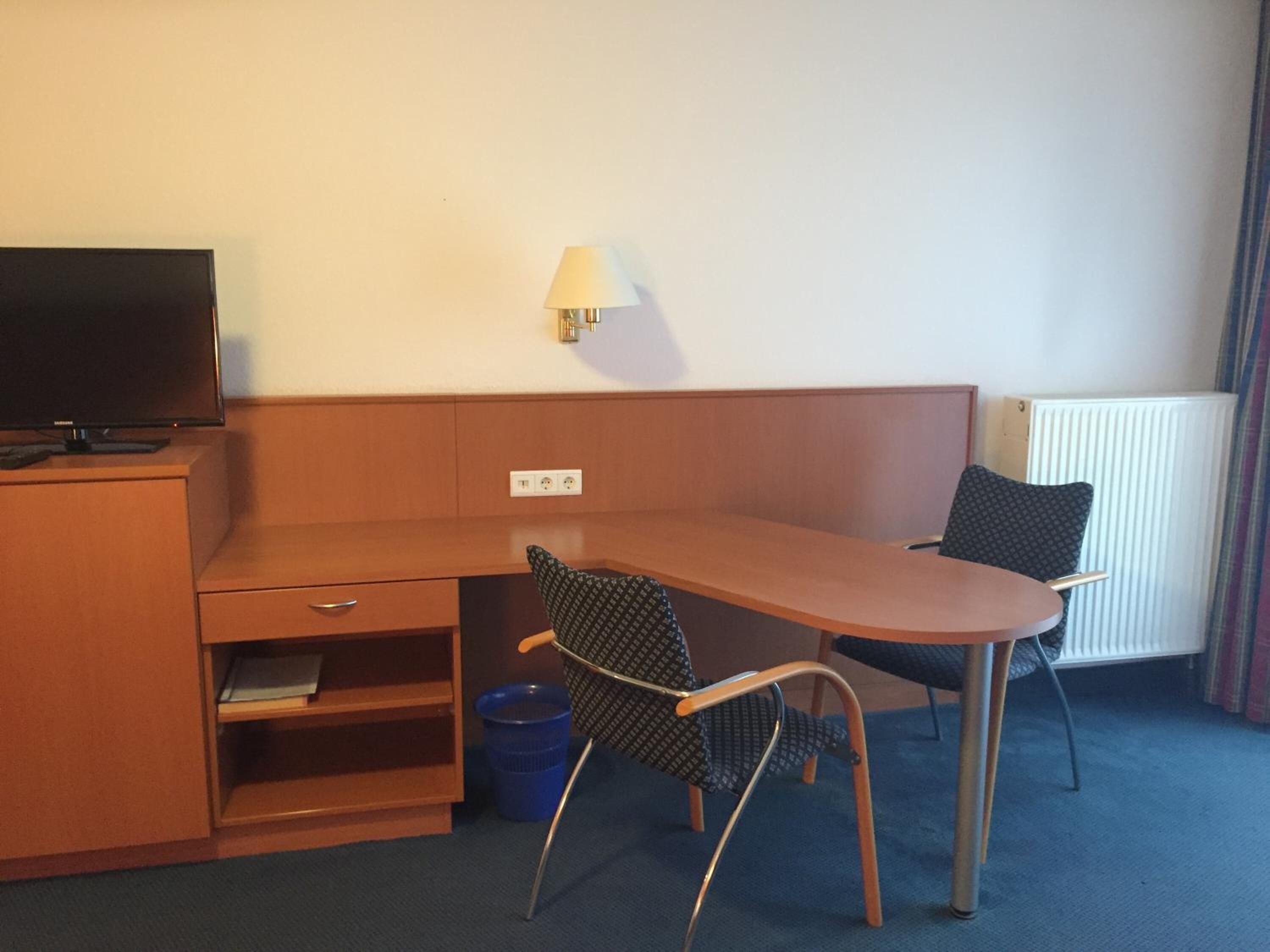 desk, free wifi, bed sheets