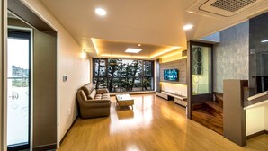 Una sala moderna con un sofá, una mesa de centro y un televisor.