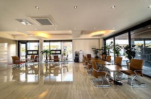 Coin salon dans le hall