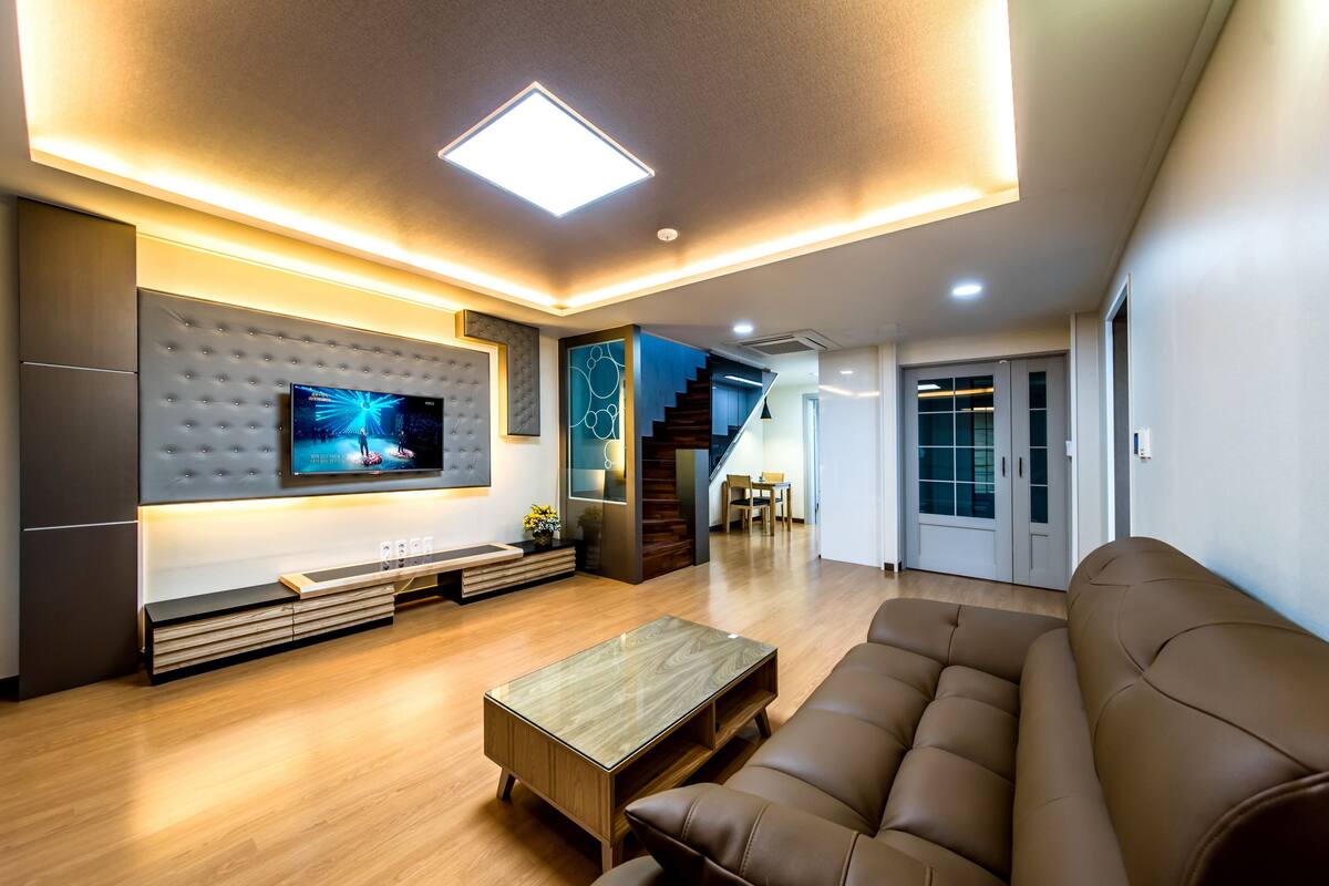 Duplex, 2 Bedrooms (2nd~3rd floor) | Oppholdsrom | Flatskjerm-TV