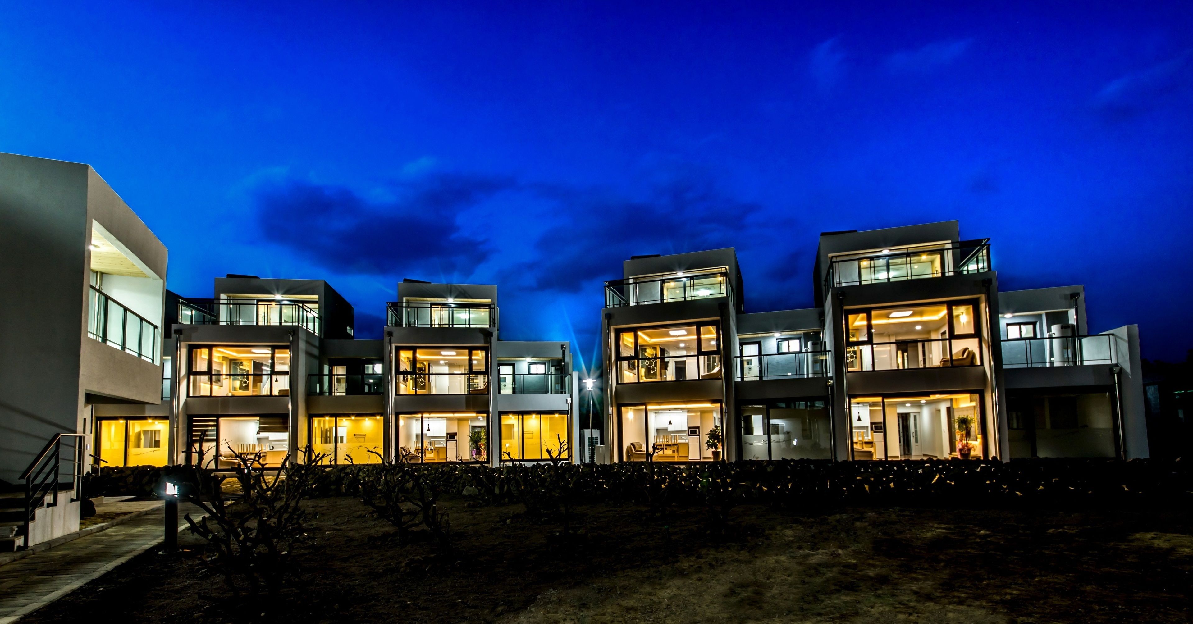 Fachada da propriedade à noite