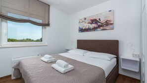 3 slaapkamers, een strijkplank/strijkijzer, gratis wifi, beddengoed