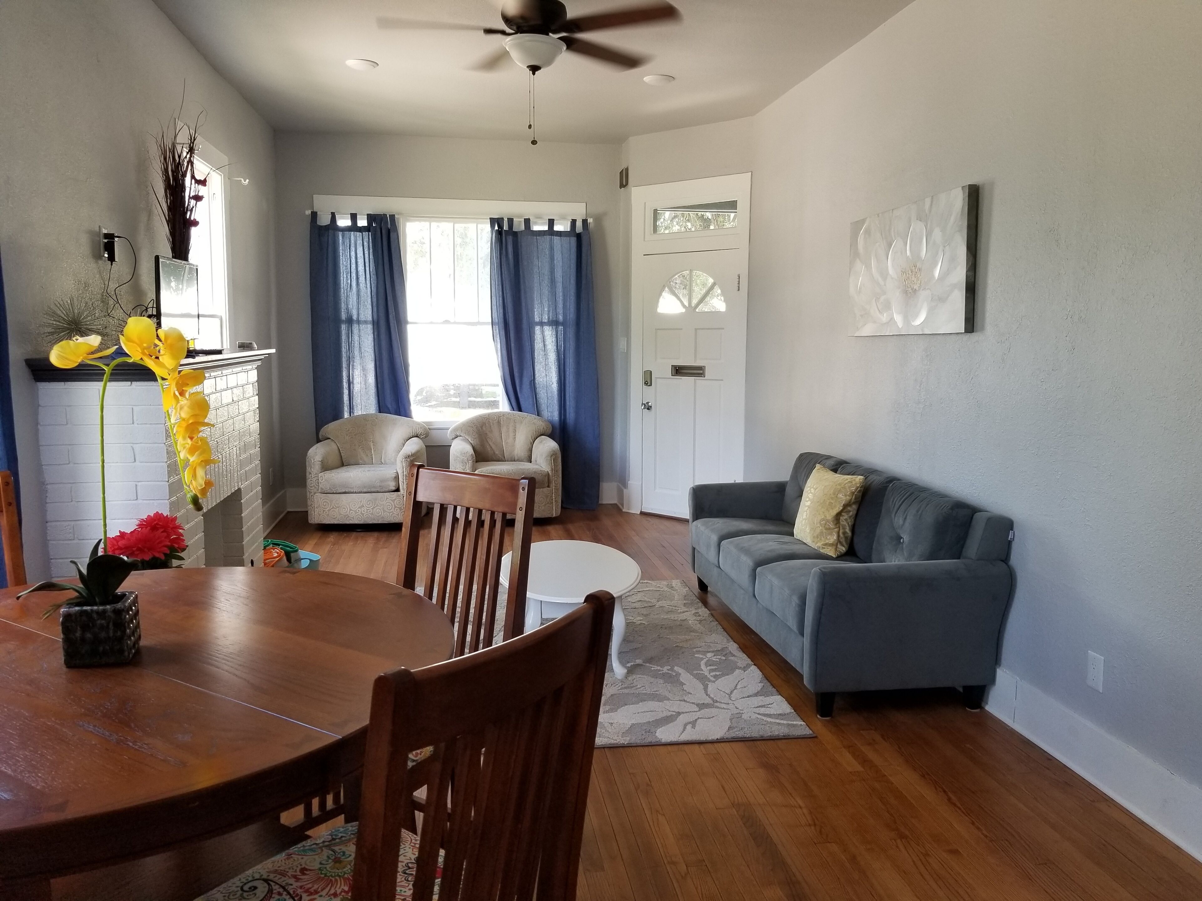 Dog-friendly house, walkable to the beach!