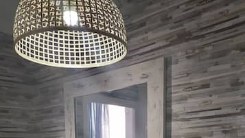 Decoración personalizada, muebles diferentes y cortinas blackout