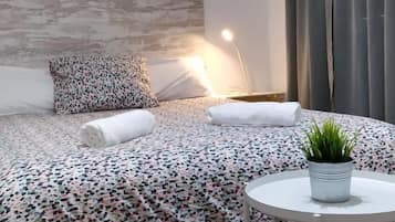 Decoración personalizada, muebles diferentes y cortinas blackout