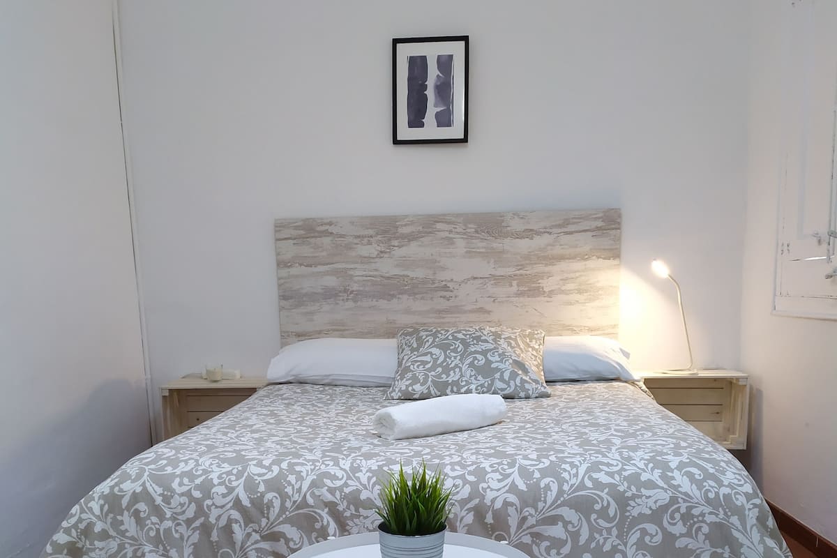 Doppia Basic, 1 camera da letto, bagno condiviso | Con stile personalizzato, con arredamento individuale, tende oscuranti