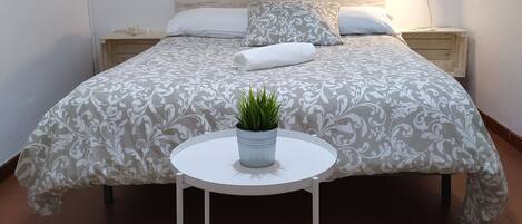 Basic Double Room, 1 Bedroom, Shared Bathroom | Individually decorated, individually furnished, blackout drapes