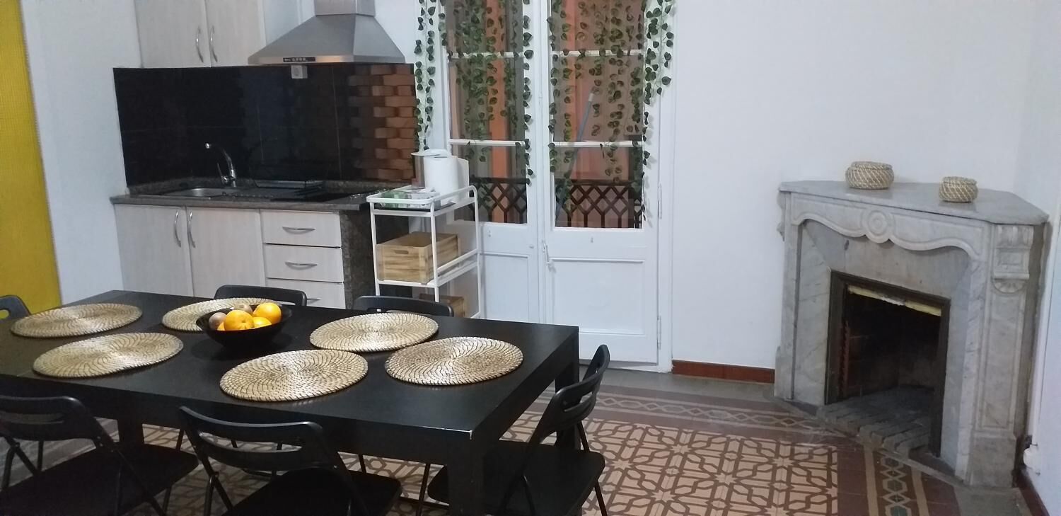 Geladeira grande, micro-ondas, fogão, cooktop