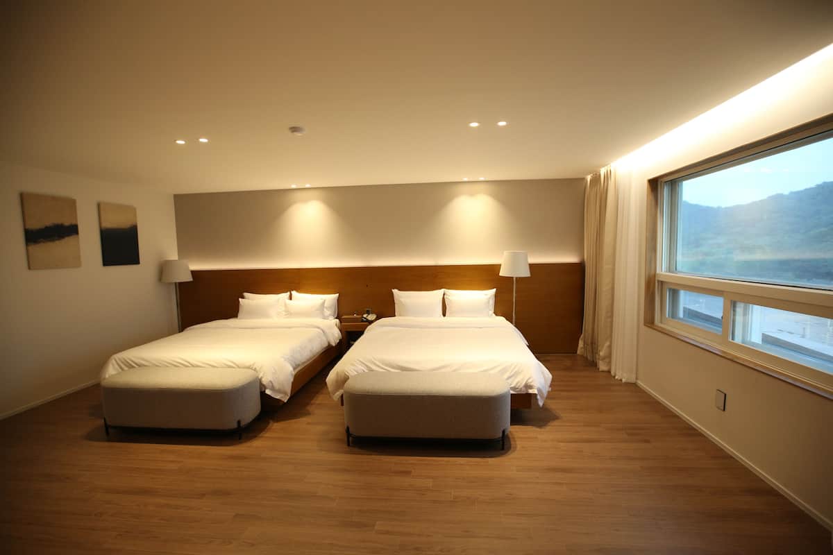 Family Suite | 1 bedroom, free WiFi, bed sheets