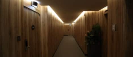 Un pasillo con paneles de madera y suelo alfombrado.