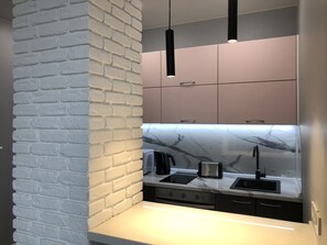 Estudio (4) | Cocina privada | Refrigerador, microondas, parrilla de estufa y tetera eléctrica 