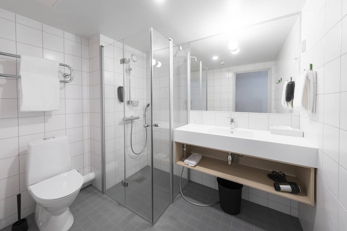 family room | bathroom | shower, eco-friendly toiletries, hair dryer, bidet
