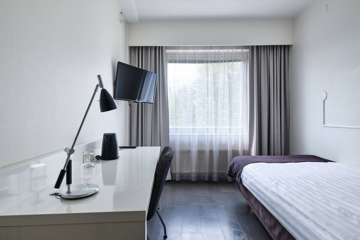 Single Room | In-room safe, desk, blackout curtains, iron/ironing board