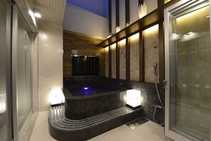 Chuveiro/banheira combinados, produtos de toalete grátis