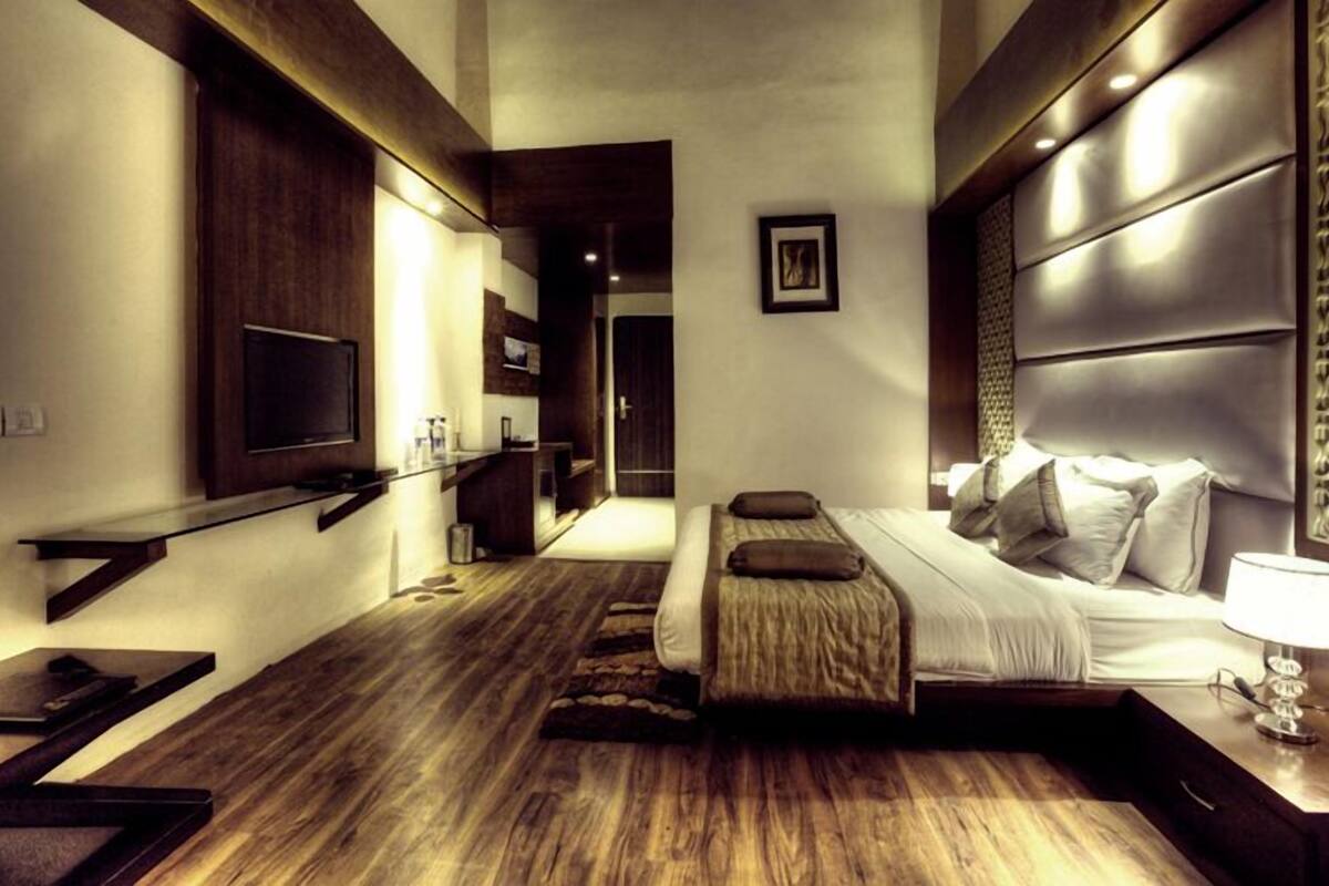 Club Room | Desk, soundproofing, WiFi (free), individually decorated