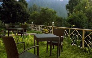 Televisor de pantalla plana de 32 polzades amb canals per satèl·lit 