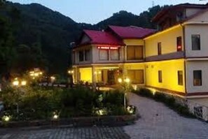 Fachada de la propiedad por la tarde o noche