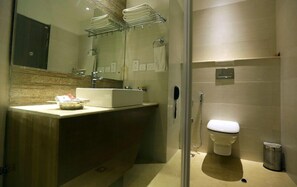 Shower, rainfall showerhead, bathrobes, slippers - Shimla Havens Resort (Shimla)