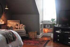 3 bedrooms, iron/ironing board, WiFi, bed sheets - Beautiful Home Walkable to Vandy and Hillsboro Village - 2.8 Miles to Downtown! (Nashville)