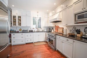 Fridge, microwave, oven, stovetop - Beautiful Home Walkable to Vandy and Hillsboro Village - 2.8 Miles to Downtown! (Nashville)