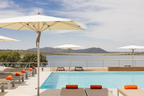 Piscine extérieure, parasols de plage, chaises longues