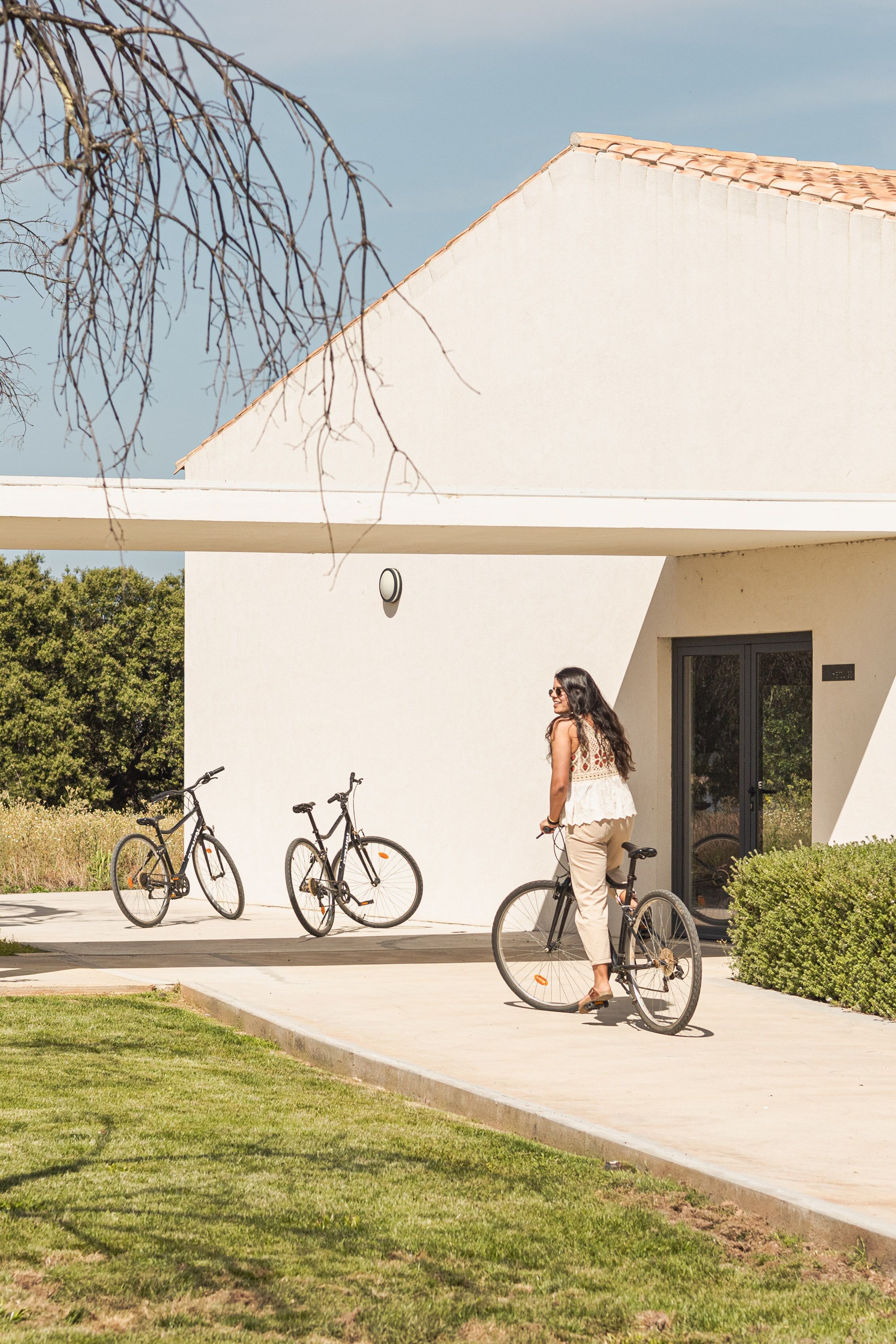 Il s’agit d’un bâtiment moderne, doté d’un toit plat et d’une grande fenêtre. Deux vélos sont garés devant.
