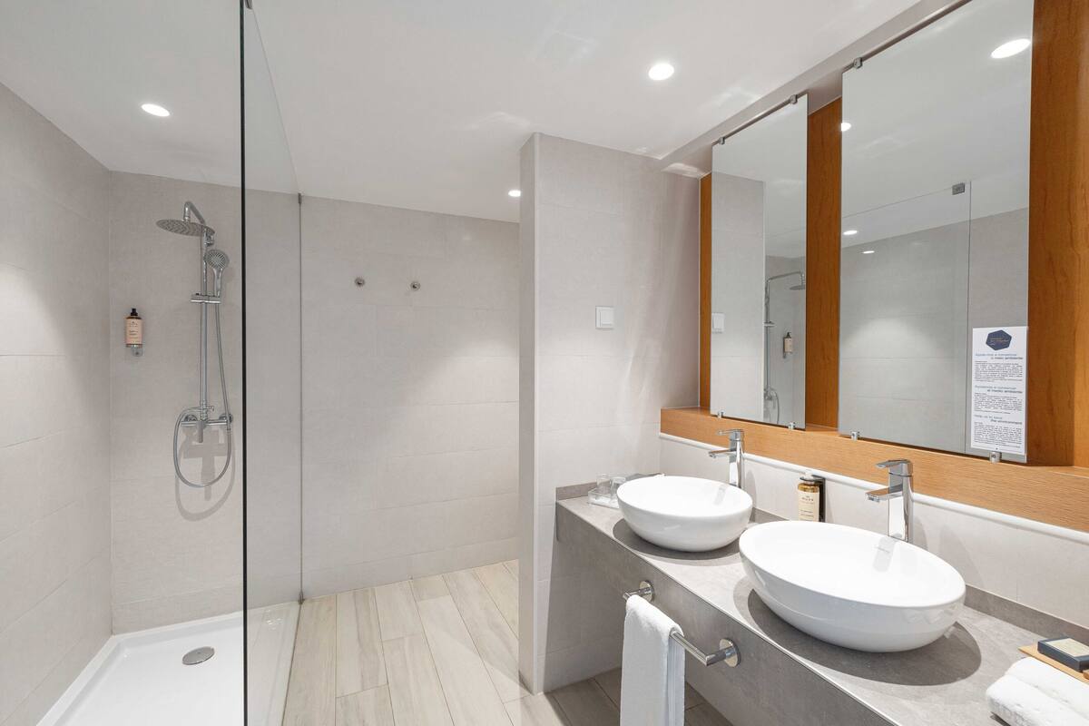 apartment, 2 bedrooms, ground floor | bathroom | shower, free toiletries, towels