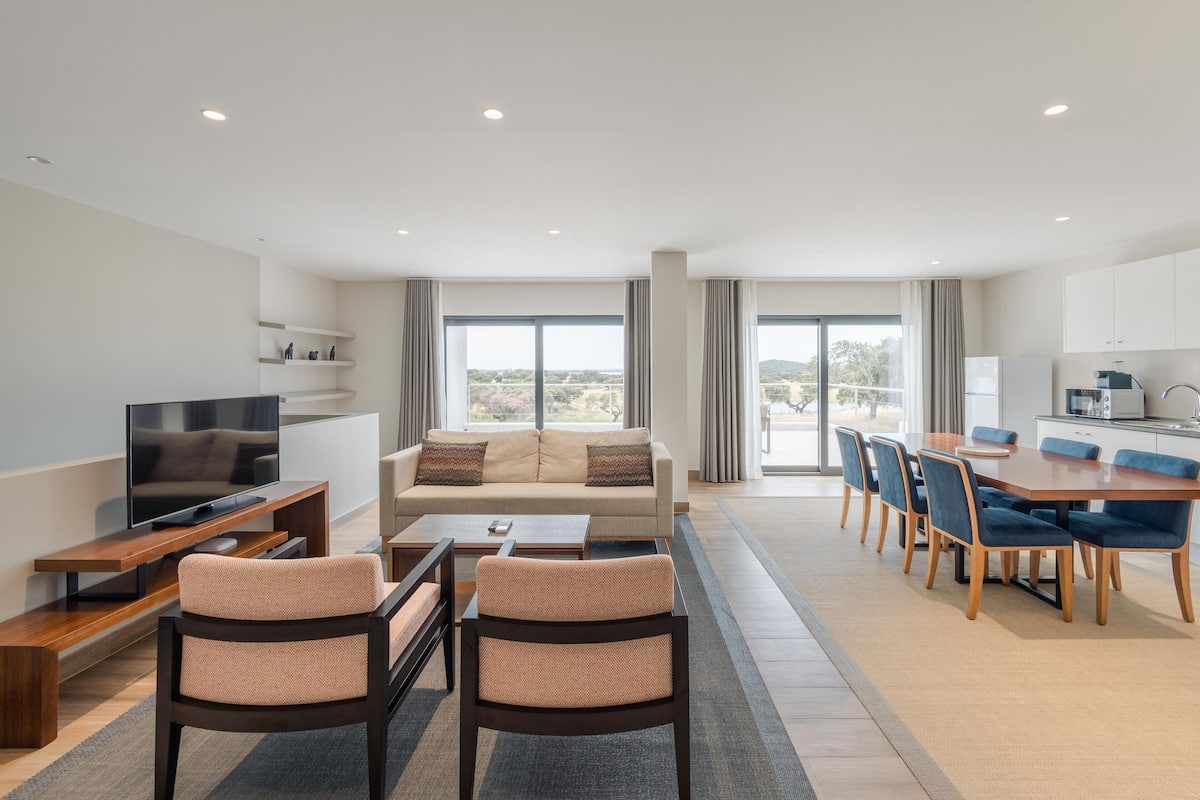 deluxe duplex, 2 bedrooms | living room | flat-screen tv