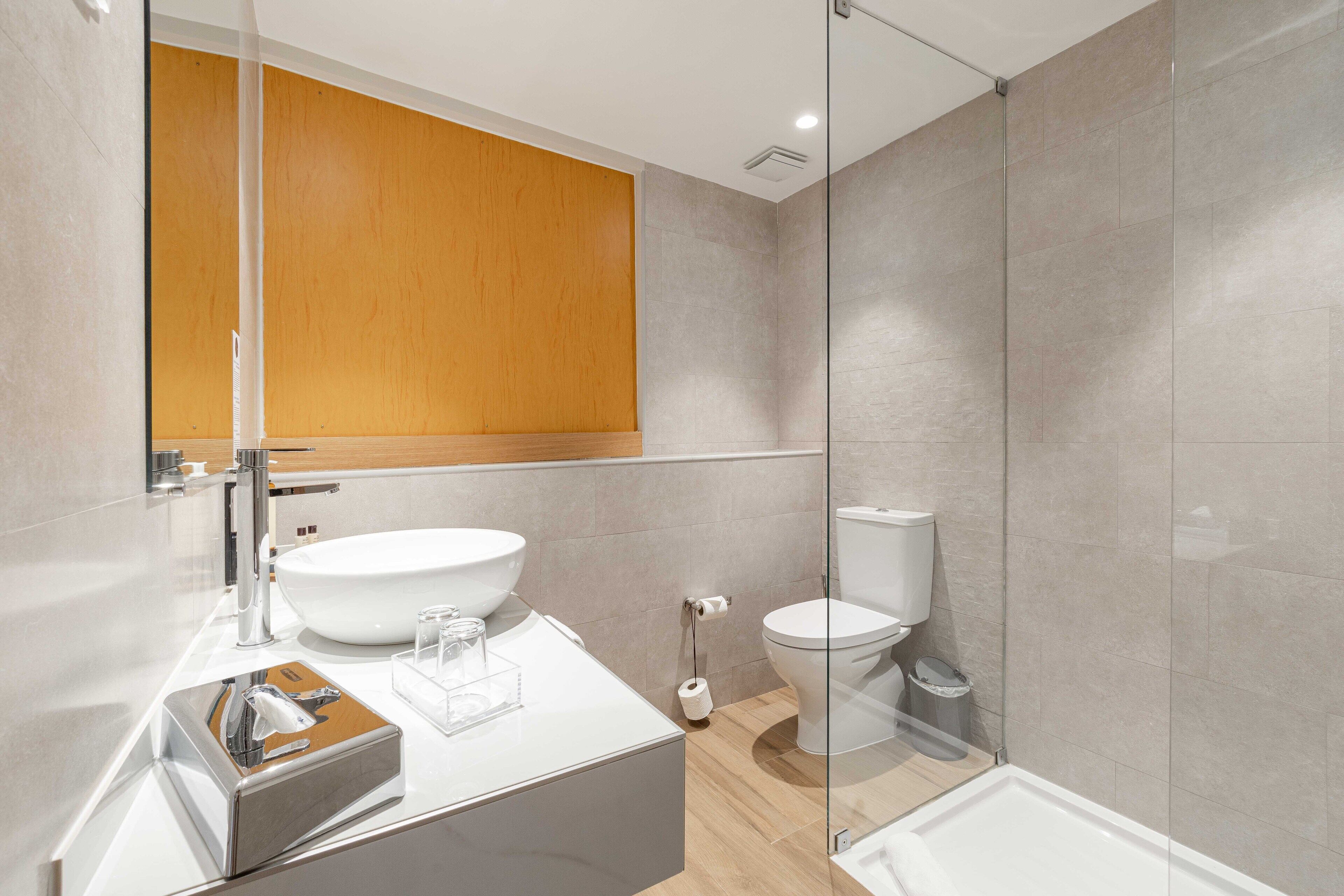 shower, free toiletries, towels