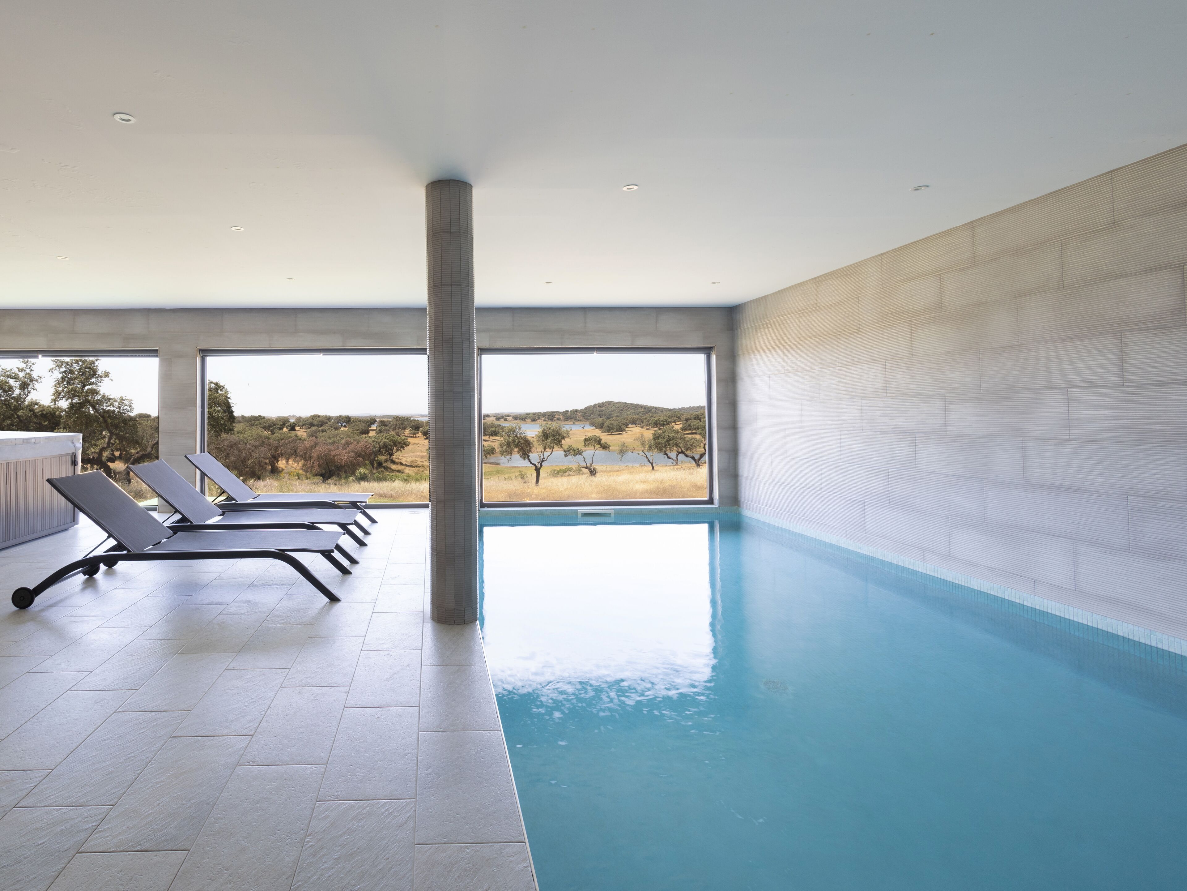 Una piscina interior moderna con vistas despejadas del paisaje circundante.