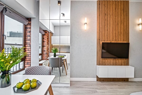 Tabla de planchar con plancha, wifi gratis y ropa de cama