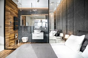 Tabla de planchar con plancha, wifi gratis y ropa de cama