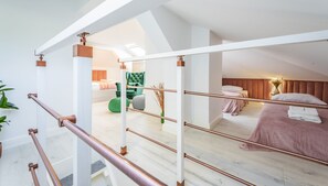 2 عدّة غرف نوم وألحفة محشوة بالريش ومكواة/لوح كي وواي فاي مجانًا