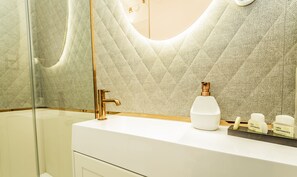 Deluxe-Apartment | Badezimmer | Dusche, Haartrockner, Handtücher, Seife