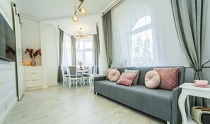 Deluxe Apartment | 2 bedrooms, down comforters, iron/ironing board, free WiFi