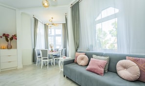Deluxe Apartment | 2 bedrooms, down comforters, iron/ironing board, free WiFi
