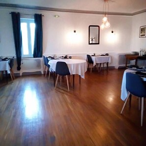 Daily continental breakfast (EUR 8 per person)