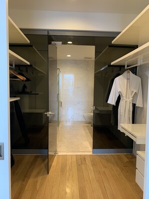 Departamento Deluxe, 3 habitaciones | Baño | Amenidades de baño de diseñador, secadora de cabello, pantuflas