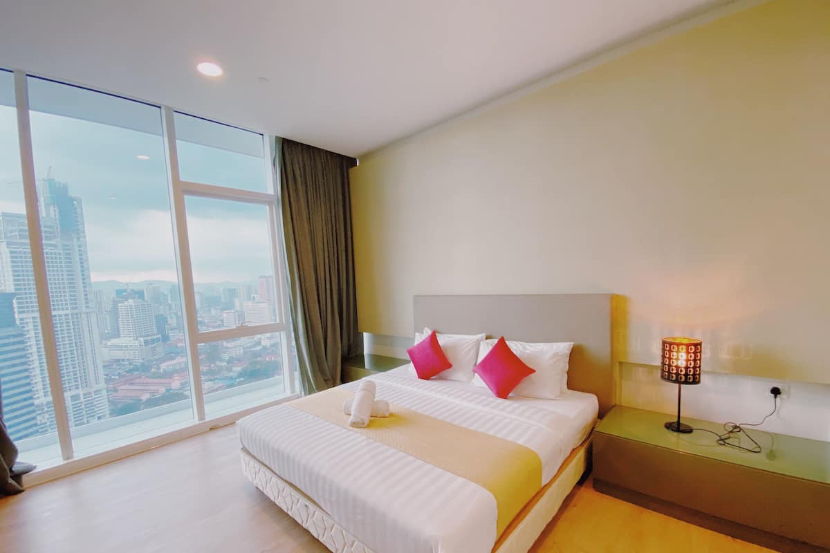 1 bedroom, desk, blackout curtains, soundproofing