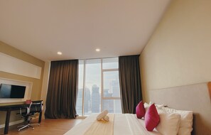 Desk, blackout curtains, soundproofing, iron/ironing board - Platinum Service Suites Kuala Lumpur KLCC (Kuala Lumpur)
