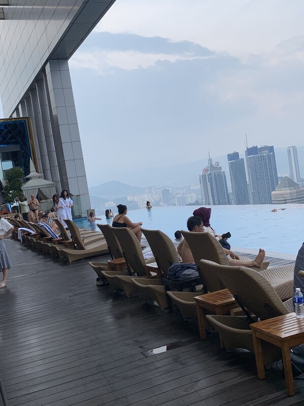 Alberca al aire libre, acceso de 10:00 a 22:00, y camastros