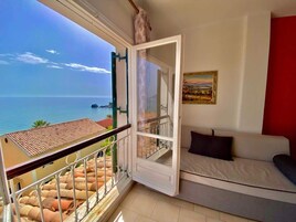 Apartamento, 2 quartos, vista para o mar | Área de estar | TV de tela plana