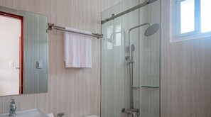 Superior Queen Room | Bathroom | Shower, free toiletries, towels, soap