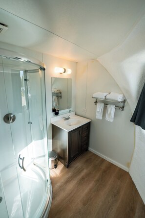 Shower, free toiletries, hair dryer, slippers - Borealis Basecamp (Fairbanks)