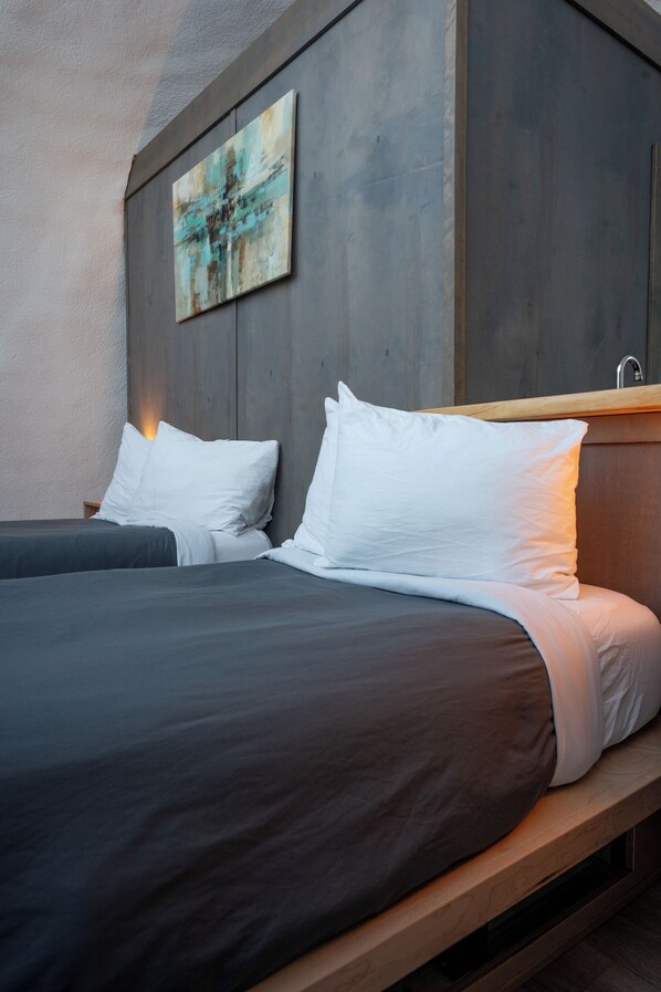 Chambre panoramique | Rideaux d’obscurcissement, accès au Wi-Fi (inclus), literie fournie