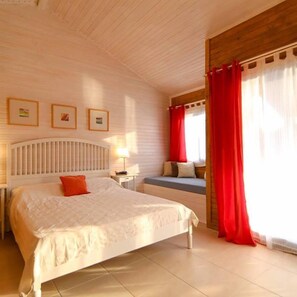 Standard Room | Minibar, in-room safe, desk, iron/ironing board