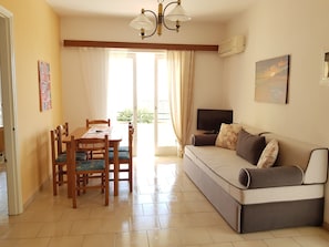 Apartment, 2 Schlafzimmer, Meerblick | Wohnzimmer | Flachbildfernseher